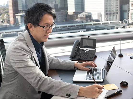 客户在世服宏图服务式办公室中专注办公，享受私密与高效并存的环境。